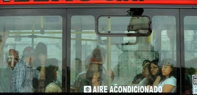 Buen viaje. Como dice el cartel, éste es uno de los colectivos modernizados. Calculan que cerca del 30 % cuenta con aire acondicionado. (Foto: Clarín)