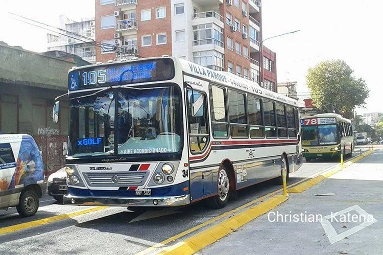 La primera unidad en estrenarlo fue el interno 34 de la Línea 105, un Mercedes Benz carrozado por Ugarte Europeo IV OH 1618 Lsb. (Foto: Christian Katena)