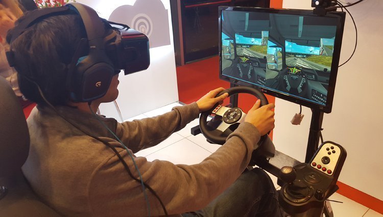 Casco de realidad virtual + auriculares = Manejamos un camión a lo largo de una autopista sin movernos de la exposición.