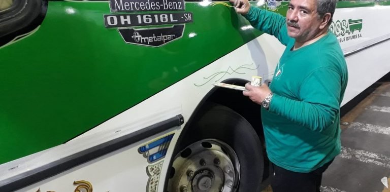 Fileteador de colectivos: un arte simétrico y de colores fuertes que resurge del olvido