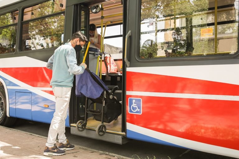 La CNRT habilita el ascenso y descenso de cochecitos de bebés a colectivos por la puerta del medio