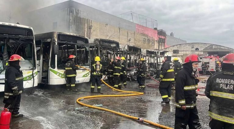 Se incendiaron 6 colectivos de la Línea 57 en Pilar