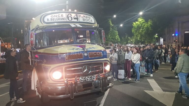 La Noche de los Museos 2025 fue iluminada por los colectivos antiguos en Boedo