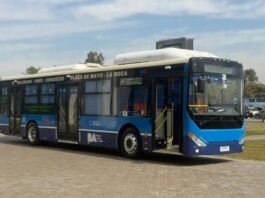Zhongtong desembarca en la Línea 64 con dos colectivos chinos: uno eléctrico y otro a GNC
